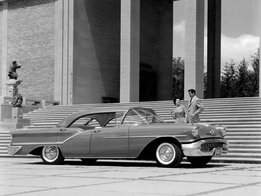 Oldsmobile Starfire 98 Holiday Sedan '1957